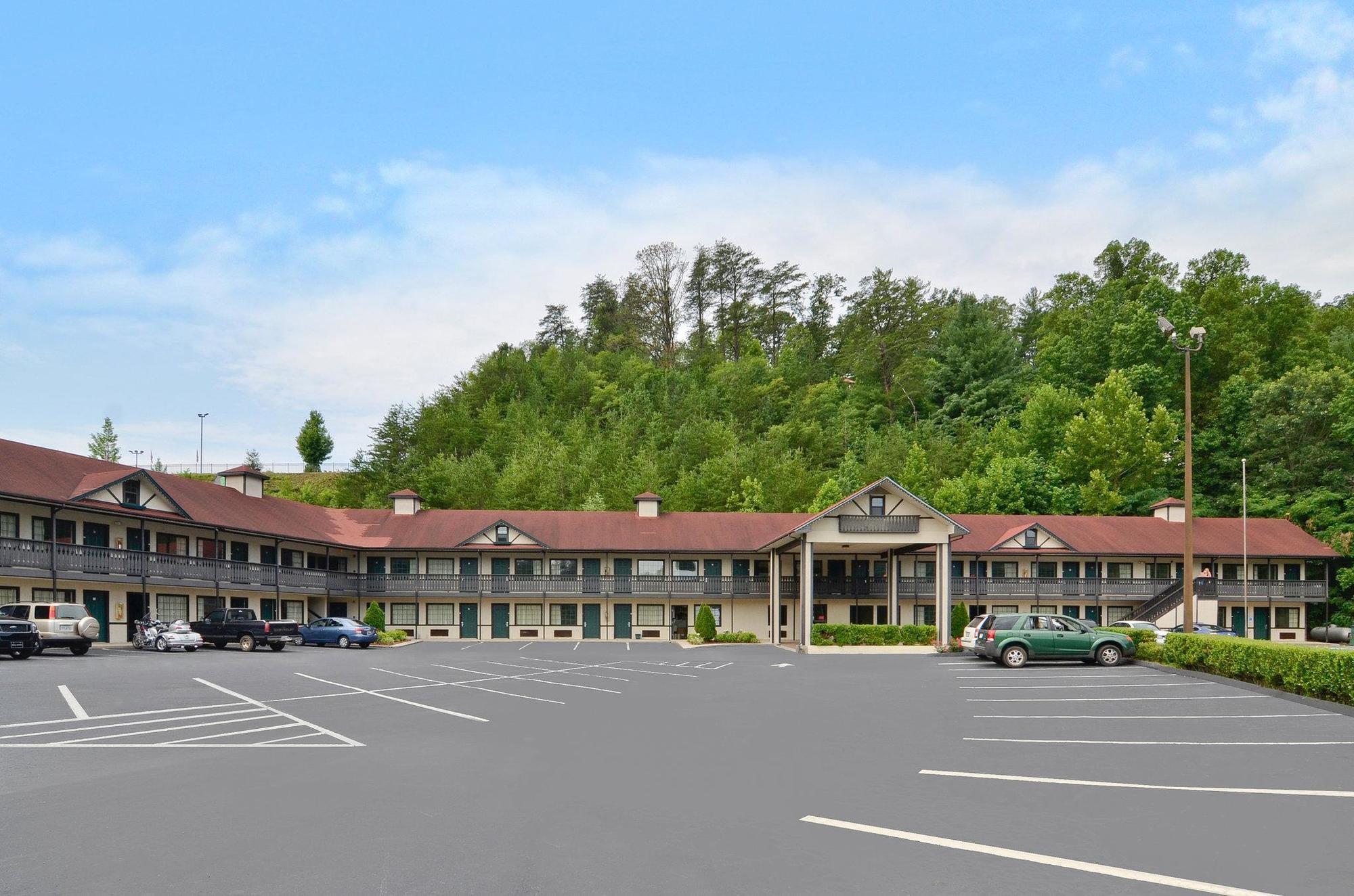 Amerivu Inn & Suites - Helen - Downtown ภายนอก รูปภาพ